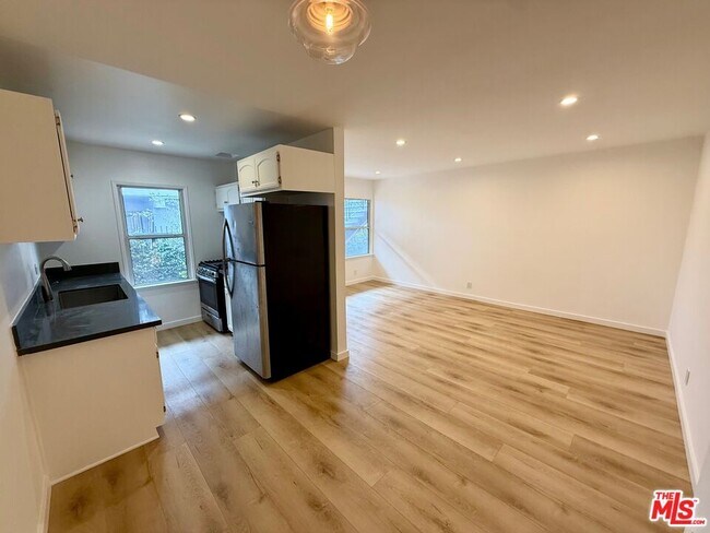 Photo - 1143 N Formosa Ave Unidad 2