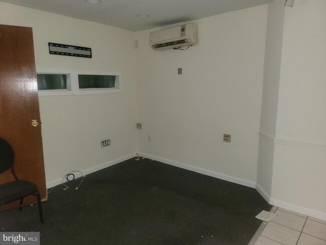 Photo - 5700 Delancey St