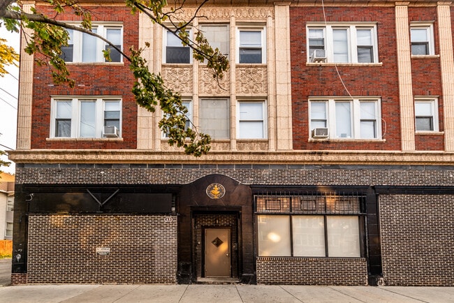 Photo - 5836 W Madison St Apartamentos