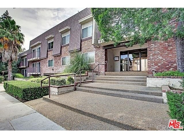 Building Photo - 5252 Coldwater Canyon Ave Unit #207 Rental