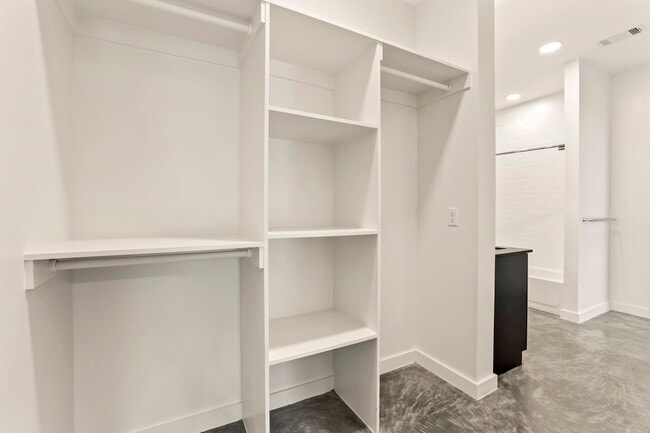 Richland 0/1 Closet