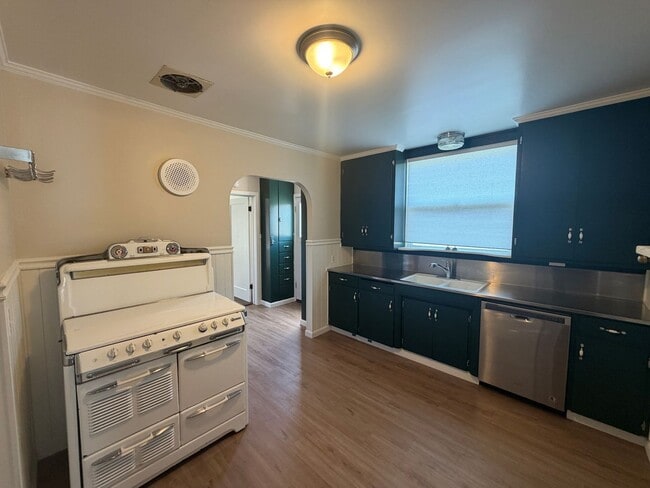 Photo - A gorgeous 3 bedroom and 1 bathroom home in Pacifica!