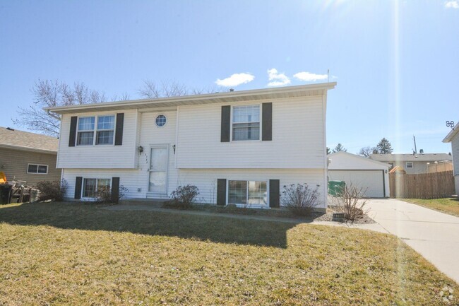 Building Photo - 4 bed 2 bed For Rent in Country Club Manor! Rental
