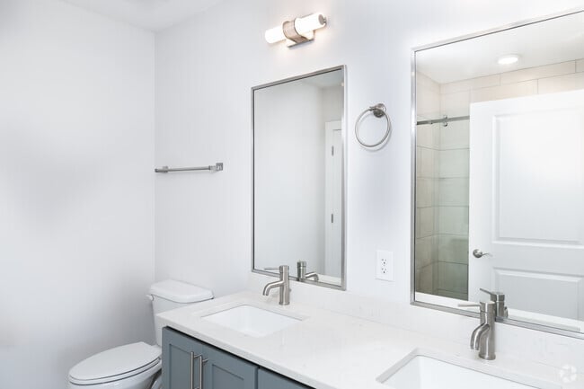 2BR, 2BA - 950SF - Bathroom