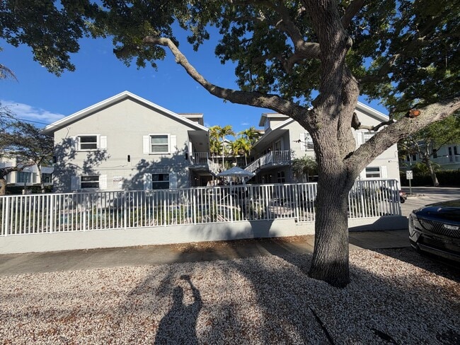 Building Photo - 510 NE 17th Ave Unit 206