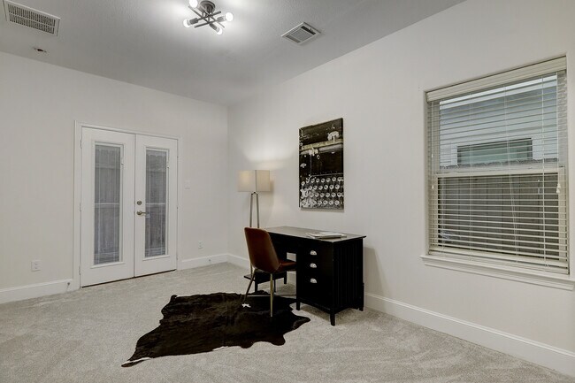 Photo - 946 W 24th St
