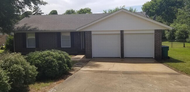Awesome 4 bed/ 2 bath home located just of... - Awesome 4 bed/ 2 bath home located just of...