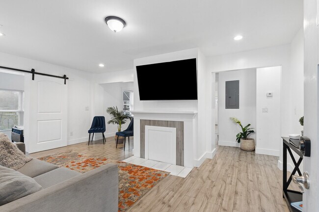 Photo - 1298 Gideons Dr SW