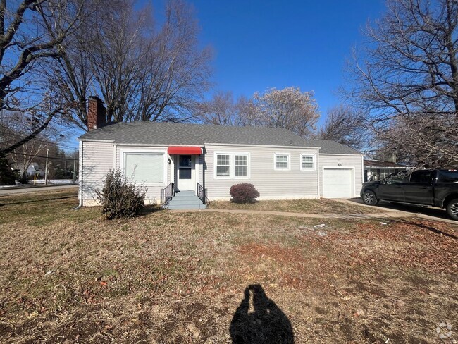 Building Photo - BEAUTIFULLY RENOVATED 2 BEDROOM HOME!