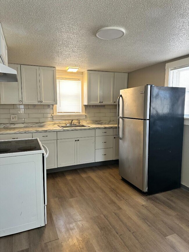 Photo - 611 School Ave