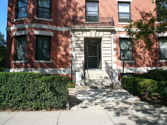 Building Photo - 1064 Beacon St Unit #D Rental