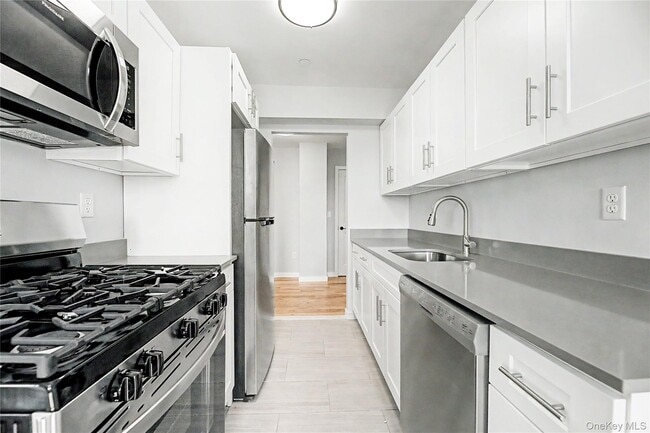 Building Photo - 671 Bronx River Rd Unit 6k