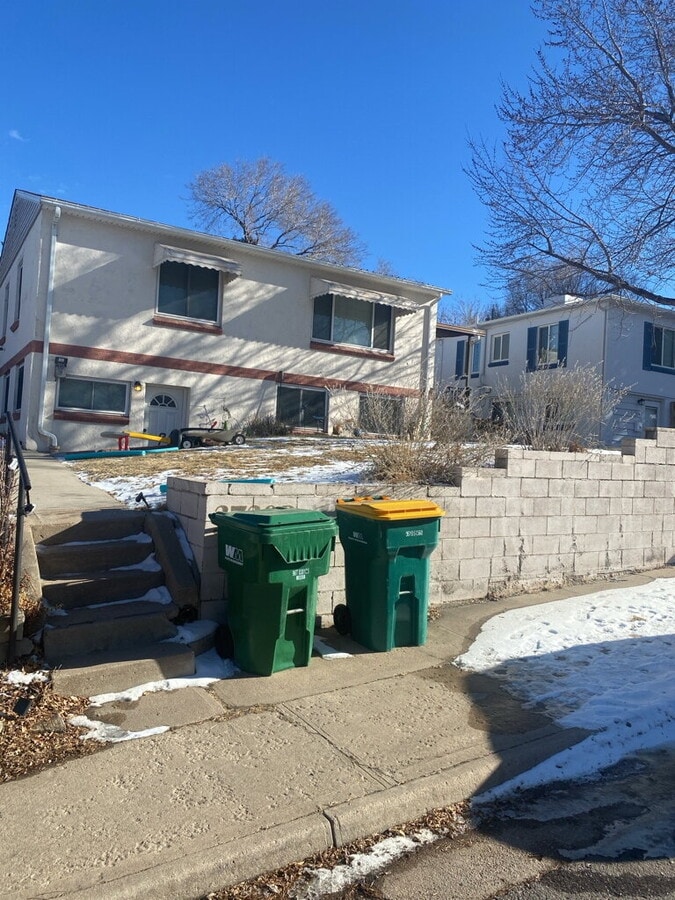 Photo - "Charming 2-Bed Duplex Retreat in Englewood – Cozy Living with 966 Sq Ft of Comfort!" Unit B