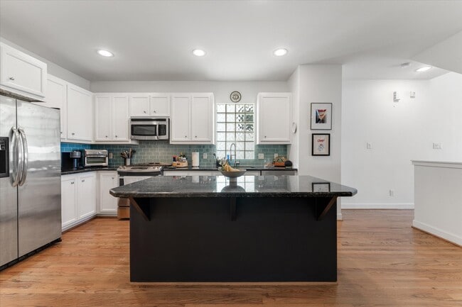 Photo - 650 Westcross St