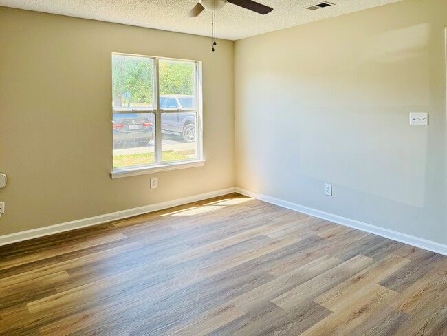 2BR,1.5BA-920 SF