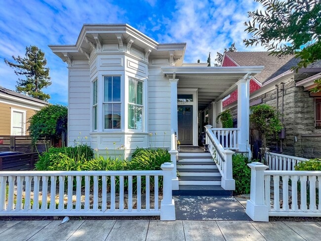 Beautifully Updated Two Bedroom Downtown V... - Beautifully Updated Two Bedroom Downtown V... House