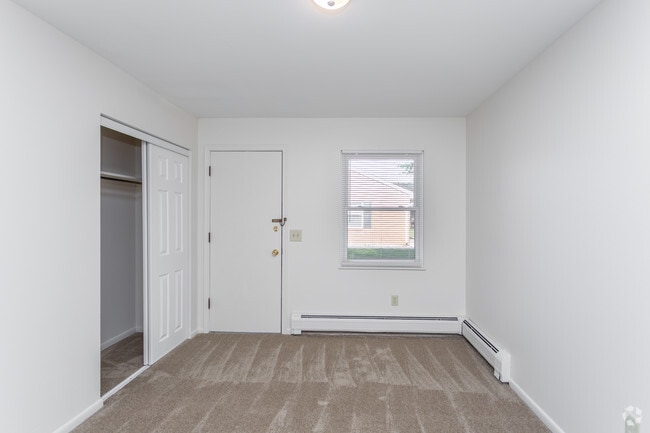 2BR, 1BA - 744 SF