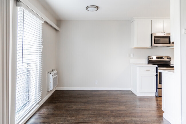2BR,2BA-800SF Dining