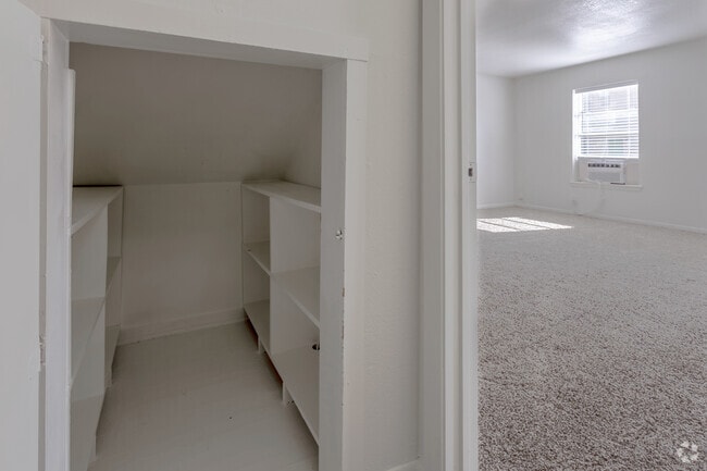 2BR, 1.5BA - 1024 SF TH - Linen Closet