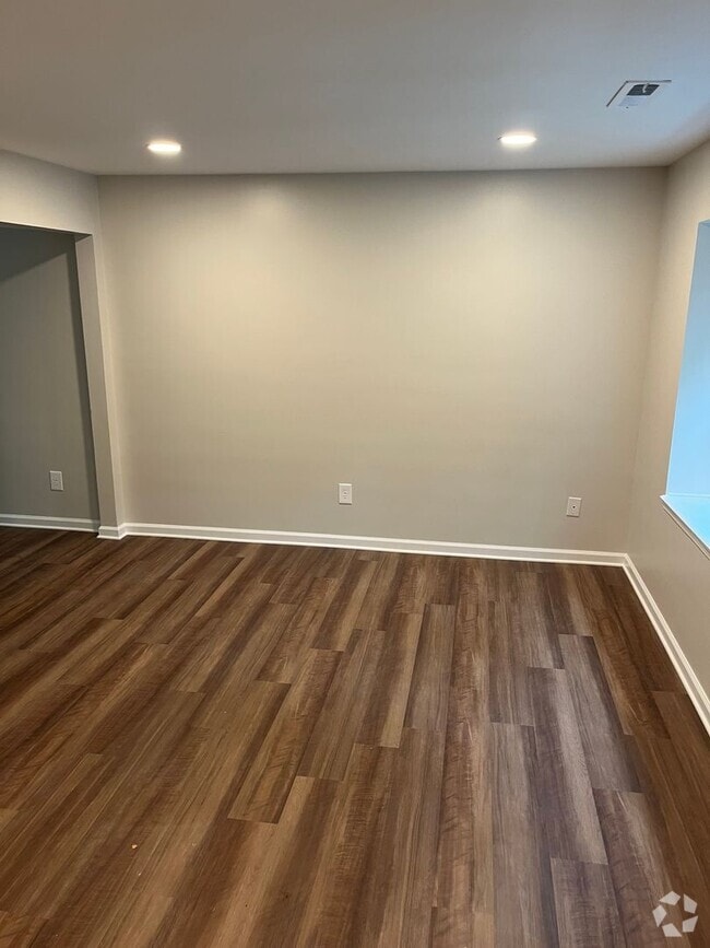 Building Photo - Fully Remodeled 2 Bedroom, 1.5 Bath Home