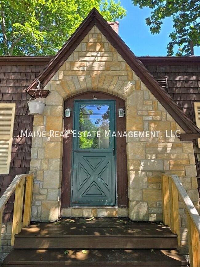 Photo - 885 Minot Ave