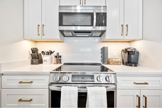 Photo - 404 Oxford St N