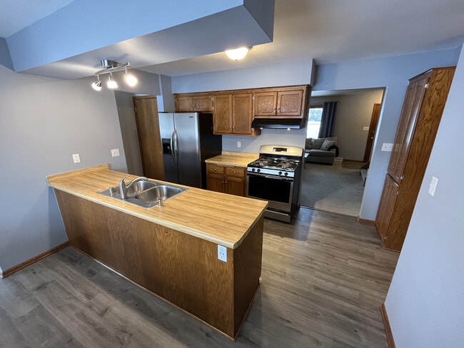 Building Photo - W245N6688 Bowling Green Ct Unit #6688
