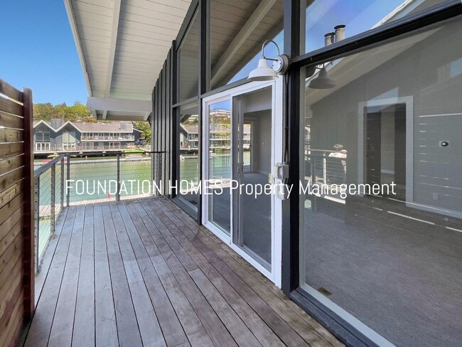 Photo - VIDEO - Live off a Marina - High-End Finis...