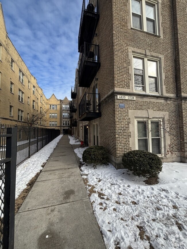 Building Photo - 4839 N Ashland Ave Rental