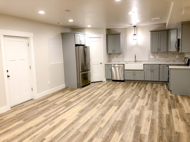 Entrada y cocina - 959 S 650 W Unidad #2