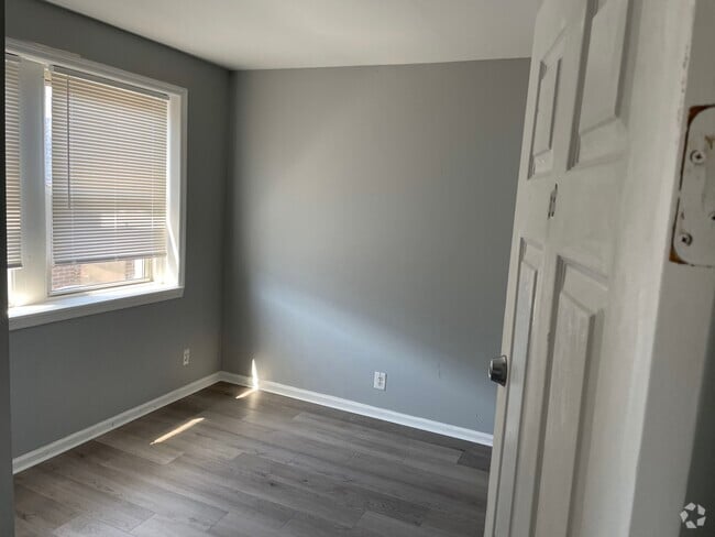 Building Photo - 4703 Penn St Unit 3rd Floor C Rental