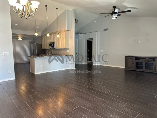 Photo - 411 N Leoma Ln
