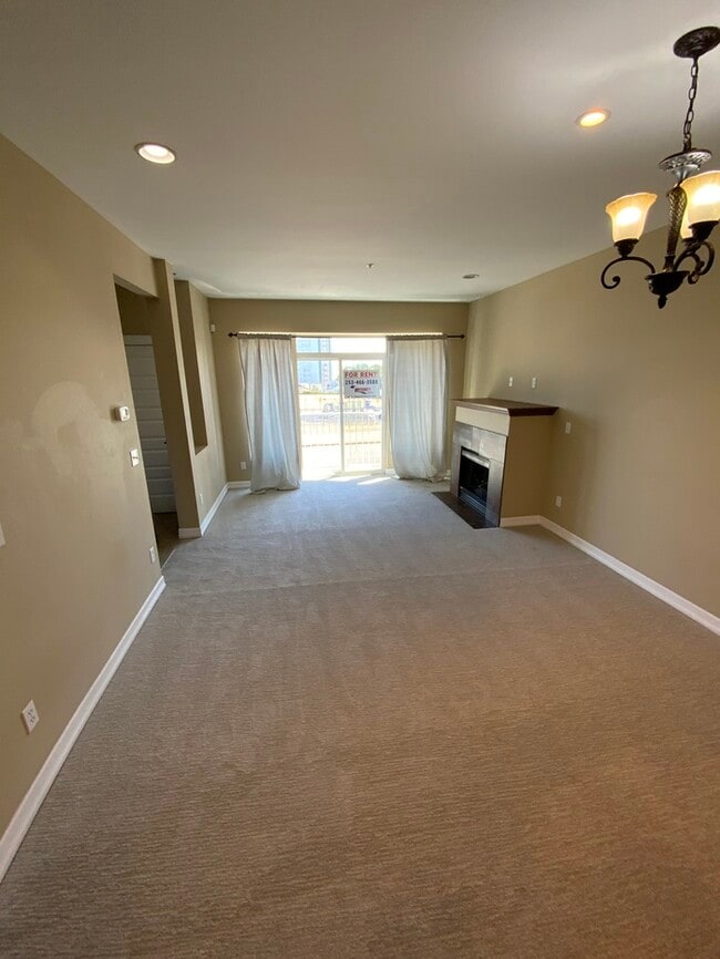 Photo - Town Home Tacoma 2bdr 2.5 bath w/ roof top deck & VIEW!!