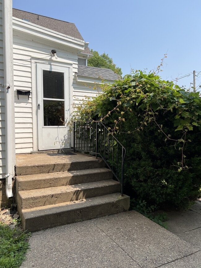 Building Photo - 1258 University Ave Rental