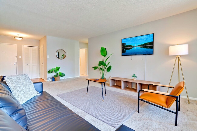 Photo - 2111 Richmond Hwy Unidad FL12-ID1022383P