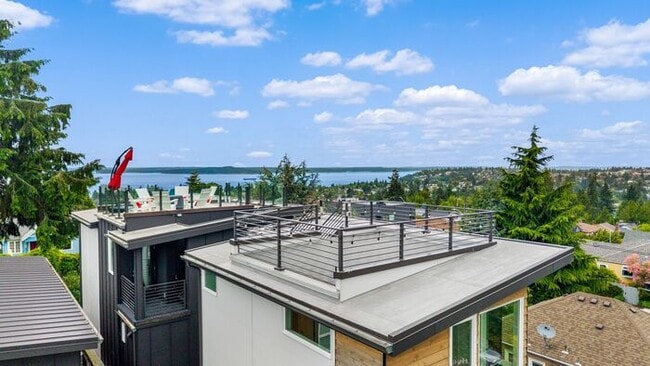Photo - Air Conditioned Hilltop Gem w/ 360° Rooftop Ocean, Mountain and Skyline Views