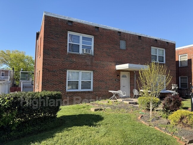 Building Photo - 2515 Woodlawn St Unit 3