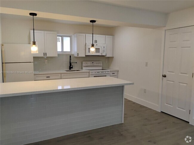 Building Photo - 2155 SW 72nd Ave Rental