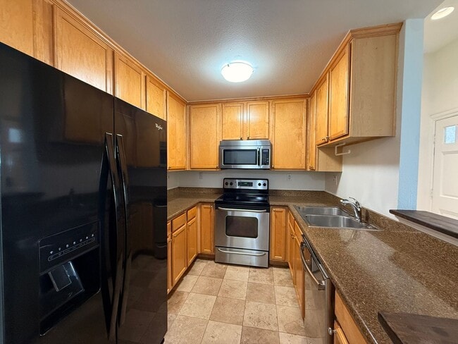 Building Photo - Spacious 3BR/2BA Condo with Balcony in Lem... Unit 113