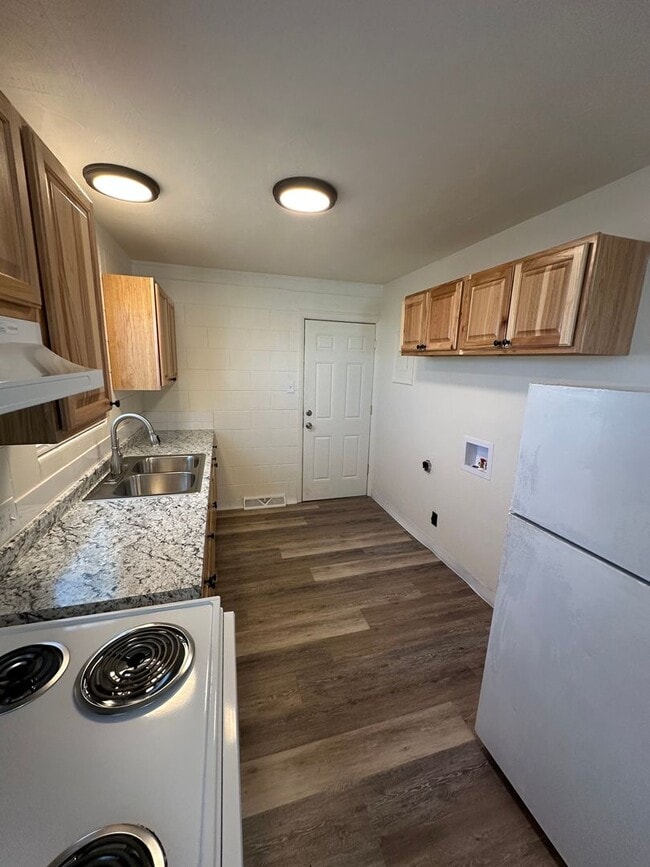 Photo - Large 3 Bedroom apartment!