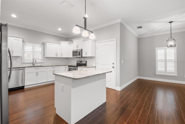 Photo - 260 SW Lincoln Cir N