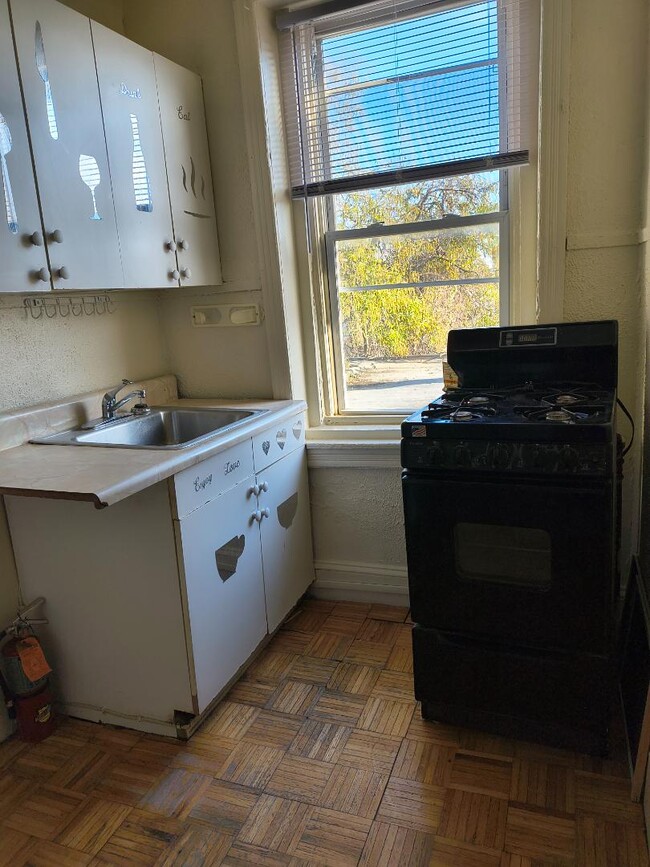 Photo - 250 Apsley St