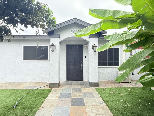 Building Photo - 3 BR / 2 BA Completely Remodeled Home
