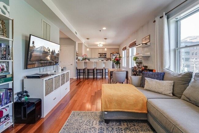 Building Photo - 650 2nd St Unit 4G