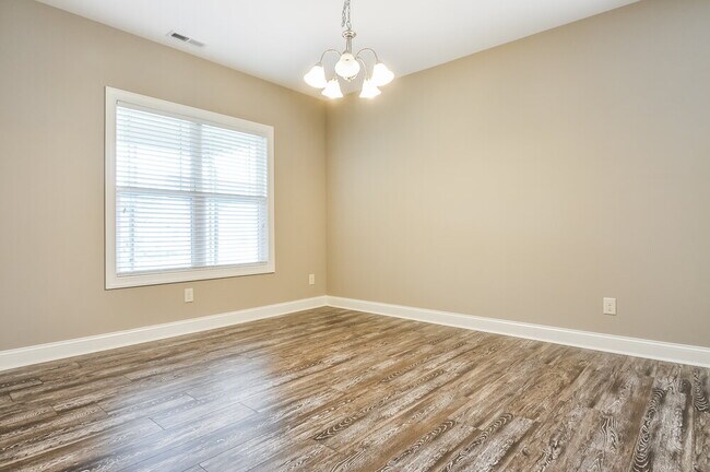 Photo - 464 Airedale Trail