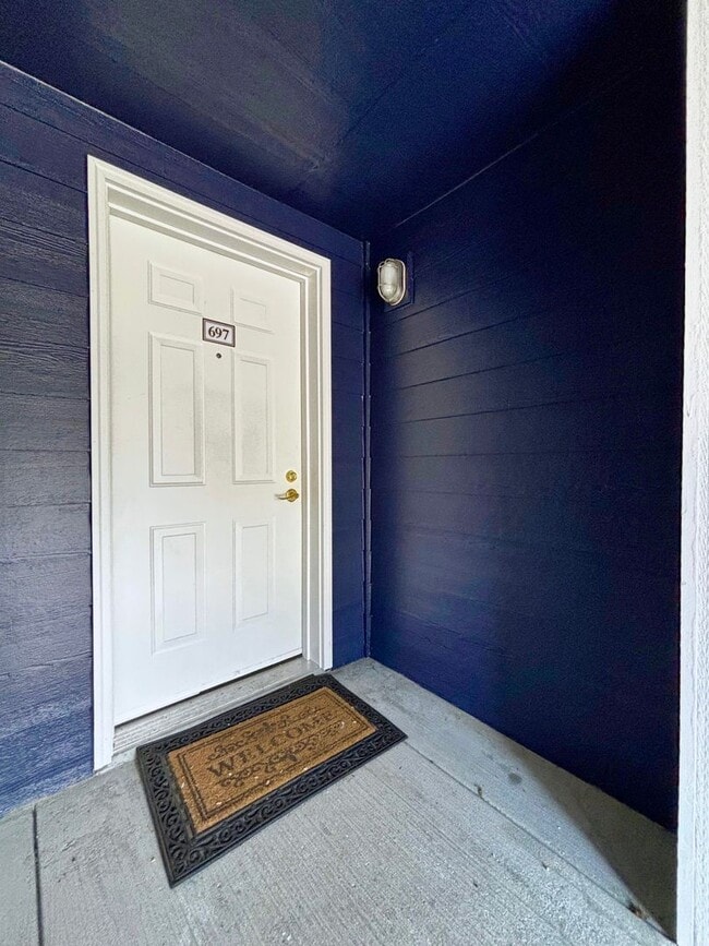 Building Photo - Modern Condo in Gresham near Glendoveer!