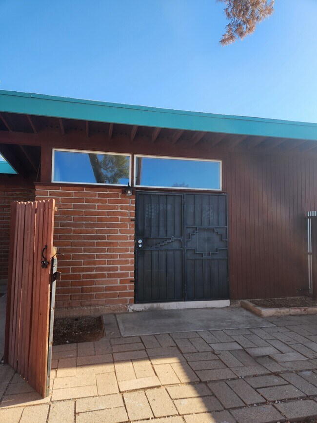 1210 E Prince Rd Unidad Cute 1-Bedroom with All Utilities And Wifi