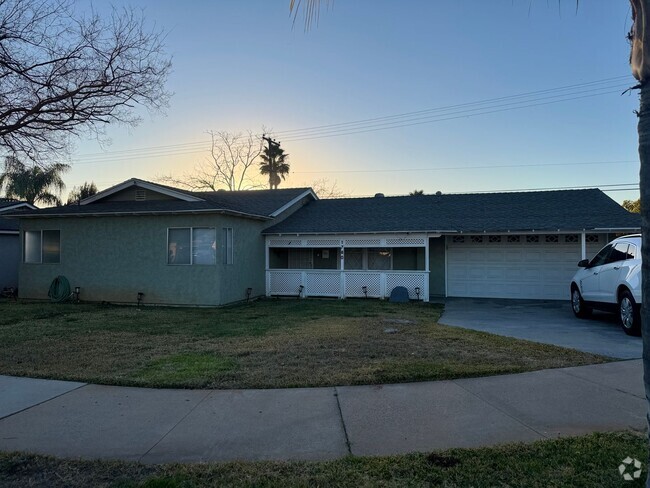 Building Photo - Beautifully Remodeled Home With Front & Si...