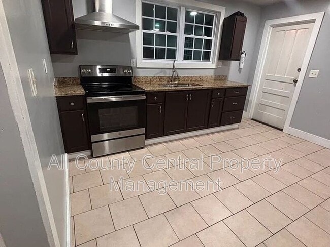 Photo - 1811 Courtney Ave