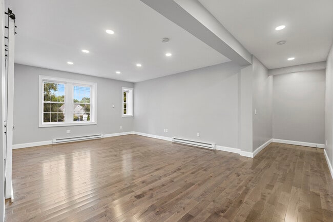 20 W Holly St